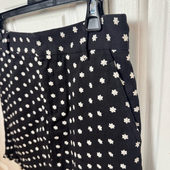 209wst38 Elegant Black and White Floral Mini Skirt - Picture 2 of 8